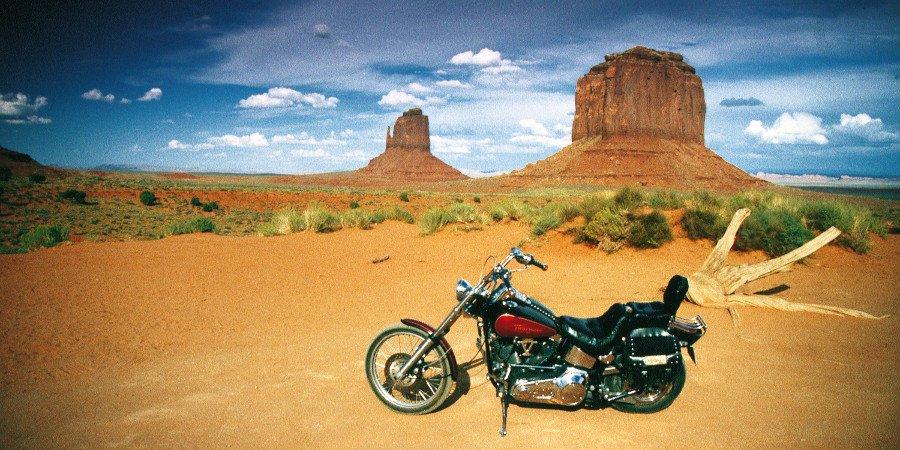 In moto nella Monument Valley